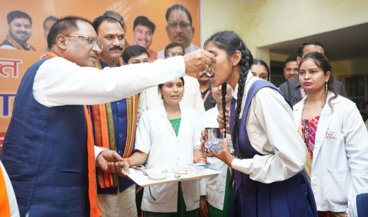 रायपुर : राष्ट्रीय कृमि मुक्ति दिवस : मुख्यमंत्री ने दानी स्कूल में छात्राओं को कृमि रोधी दवा खिलाकर किया शुभारंभ