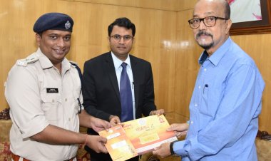 रायपुर : राज्यपाल श्री रमेन डेका को चक्रधर समारोह का न्योता देने राजभवन पहुंचे रायगढ़ कलेक्टर व पुलिस अधीक्षक