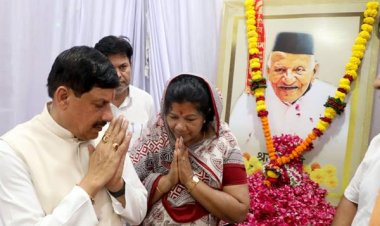 मुख्यमंत्री डॉ.यादव के पिता स्वर्गीय श्री पूनम चांद यादव के चित्र पर मंत्री श्रीमती उइके ने पुष्प अर्पित कर श्रद्धांजलि दी