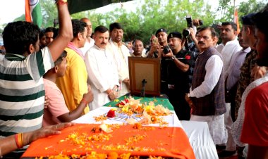 प्रभारी मंत्री श्री सिंह, राज्य मंत्री श्री पटेल, सांसद श्री शर्मा ने हरदुआकला पहुँचकर नम आँखों से दी वीर सपूत को श्रद्धांजलि