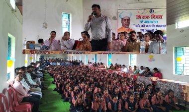 रायपुर:गांव की कहानी पंचायत की जुबानी कार्यक्रम में शिक्षक हुए सम्मानित