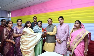 रायपुर : तीजा मिलन समारोह में पहुंचे मुख्यमंत्री श्री विष्णु देव साय ने राजस्व मंत्री श्री टंकराम वर्मा के निवास में स्थापित भगवान गणेश की पूजा अर्चना की