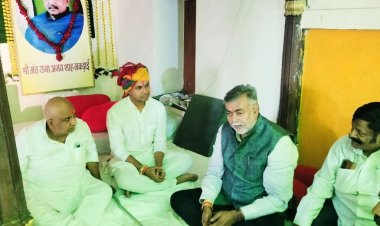 मंत्री श्री पटेल ने खुदिया पहुंचकर स्व. श्री अजय शाह के परिजन को शोक संवेदना व्यक्त कीं