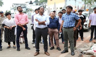 स्वच्छता जागरूकता हेतु कलेक्टर का नगर भ्रमण शहर को साफ -स्वच्छ और सुंदर बनाने के लिए छोटे-बड़े दुकानदार सहयोग करें