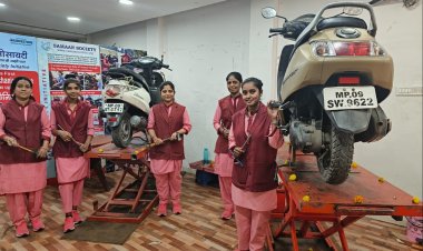 महिला सशक्तिकरण की मिसाल बन रहा इन्दौर का महिला मैकेनिक गैरेज