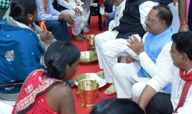 रायपुर : मुख्यमंत्री श्री विष्णु देव साय ने इस अवसर पर प्रधानमंत्री आवास योजना के हितग्राहियों के चरण पखारे