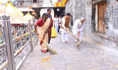 राष्ट्रपति श्रीमती मुर्मु ने श्रीमहाकाल परिसर में स्वच्छता के लिये किया श्रमदान