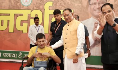 रायपुर : मुख्यमंत्री श्री विष्णु देव साय के हाथों दिव्यांग कलाकार विवेक भोंसले को वाद्य यंत्रों की खरीदी के लिये तत्काल मिली 15 हजार रुपये की सहायता राशि