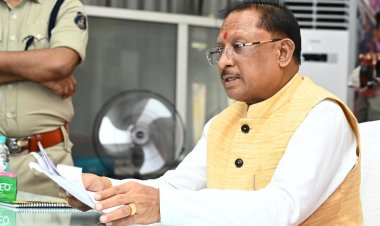 रायपुर : जनदर्शन में लोगों की समस्याओं और माँगों को गौर से सुनते हुए मुख्यमंत्री श्री साय