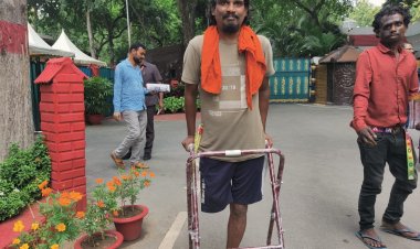 रायपुर : मुख्यमंत्री जनदर्शन: दिव्यांग विवेक को मिला वॉकर