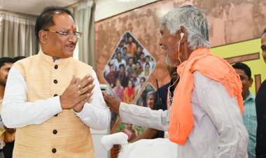 रायपुर : दुर्ग जिले के ग्राम खम्हरिया निवासी श्री नीलकंठ बिसाल को जनदर्शन में मुख्यमंत्री श्री विष्णु देव साय के निर्देश पर तत्काल श्रवण यंत्र प्रदाय किया गया