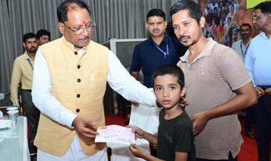 रायपुर : मुख्यमंत्री श्री विष्णु देव साय ने लक्ष्य के इलाज के लिए दिये 25 हज़ार रुपये का चेक