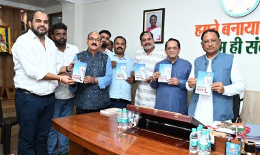 रायपुर : 'मोदी है तो सम्भव है’ पुस्तक का मुख्यमंत्री विष्णुदेव साय ने किया विमोचन