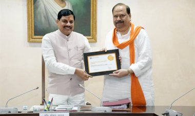 मुख्यमंत्री डॉ. यादव को मंत्री श्री काश्यप ने रतलाम के सीएम राइज विनोवा विद्यालय को मिले "द वर्ल्डस वेस्ट स्कूल प्राइजेस" पुरस्कार का प्रमाण-पत्र सौंपा