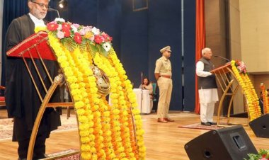 राज्यपाल श्री पटेल ने मुख्य न्यायाधिपति को शपथ दिलाई