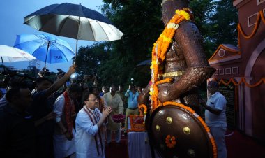 रायपुर : केंद्रीय स्वास्थ्य मंत्री श्री जगत प्रसाद नड्डा ने वीरांगना रानी दुर्गावती की प्रतिमा पर किया माल्यार्पण