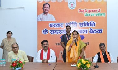 रायपुर : नई दिल्ली से लौटे माओवादी हिंसा पीड़ित बस्तरवासियों का मुख्यमंत्री निवास में आत्मीय स्वागत