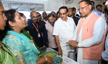 रायपुर : मुख्यमंत्री श्री साय एवं केंद्रीय जल शक्ति मंत्री श्री पाटिल ने प्लास्टिक वेस्ट मैनेजमेंट यूनिट का किया मुआयना