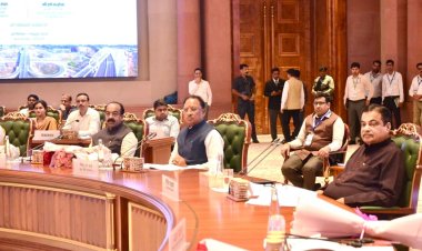 रायपुर : छत्तीसगढ़ के मुख्यमंत्री श्री विष्णुदेव साय आज नई दिल्ली के भारतमंडपम में सड़क परिवहन एवं राजमार्ग मंत्री श्री नितिन गडकरी की अध्यक्षता में आयोजित समीक्षा बैठक में शामिल हुए