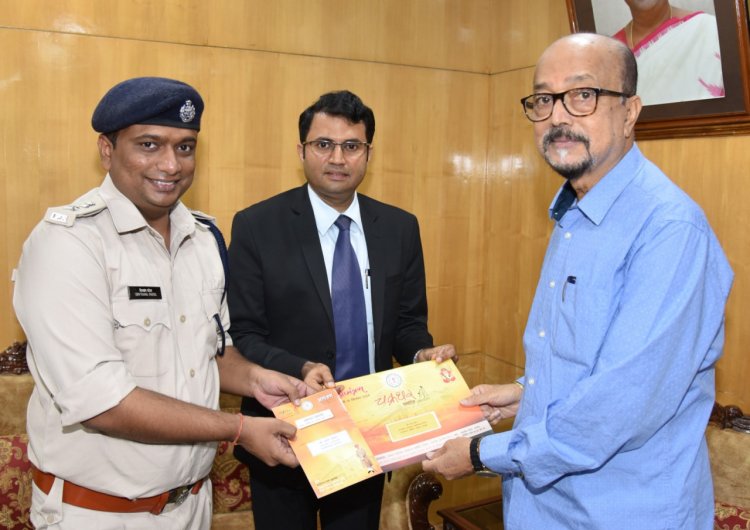 रायपुर : राज्यपाल श्री रमेन डेका को चक्रधर समारोह का न्योता देने राजभवन पहुंचे रायगढ़ कलेक्टर व पुलिस अधीक्षक