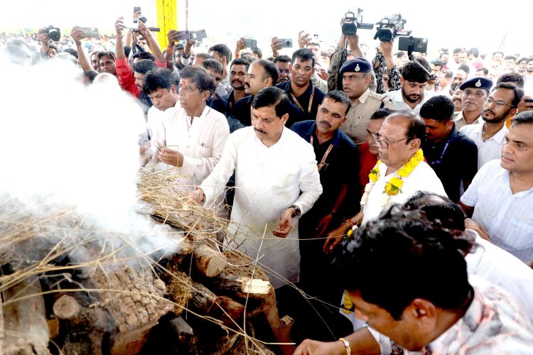 मुख्यमंत्री डॉ. मोहन यादव ने उज्जैन के क्षिप्रा तट पर अपने पिताजी की पार्थिव देह को मुखाग्नि दी।