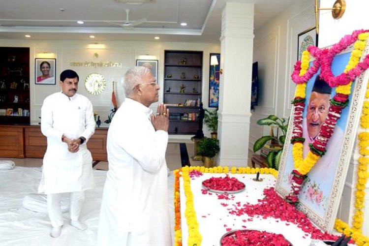 राज्यपाल श्री पटेल मुख्यमंत्री निवास में मुख्यमंत्री डॉ. यादव के स्व. पिताश्री को श्रद्धांजलि देने पहुंचे