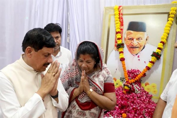 मुख्यमंत्री डॉ.यादव के पिता स्वर्गीय श्री पूनम चांद यादव के चित्र पर मंत्री श्रीमती उइके ने पुष्प अर्पित कर श्रद्धांजलि दी