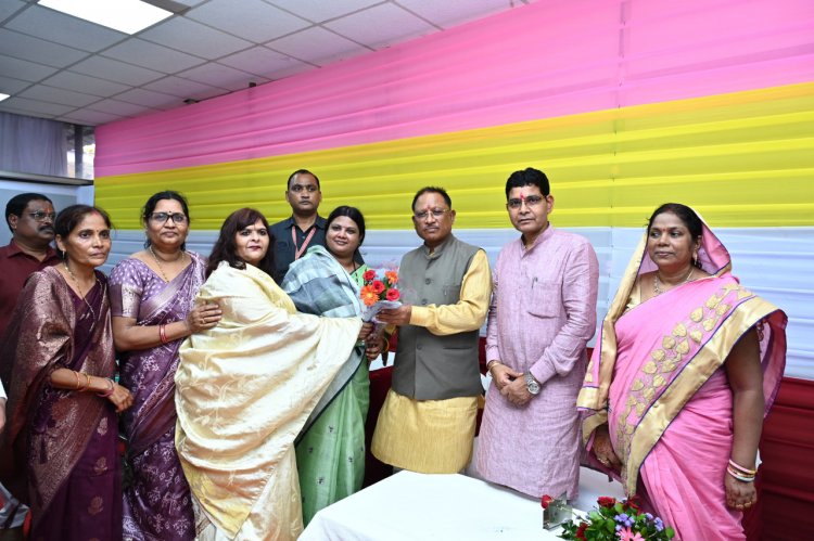 रायपुर : तीजा मिलन समारोह में पहुंचे मुख्यमंत्री श्री विष्णु देव साय ने राजस्व मंत्री श्री टंकराम वर्मा के निवास में स्थापित भगवान गणेश की पूजा अर्चना की