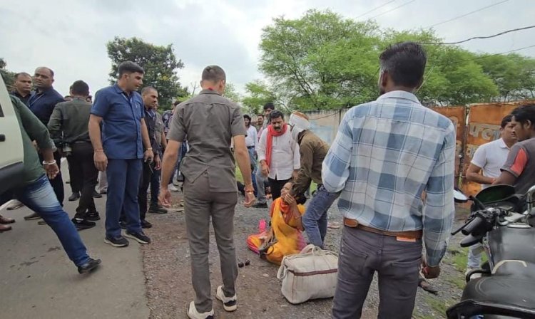 रायपुर : उपमुख्यमंत्री श्री विजय शर्मा ने घायल व्यक्ति को तत्काल अस्पताल पहुंचाया