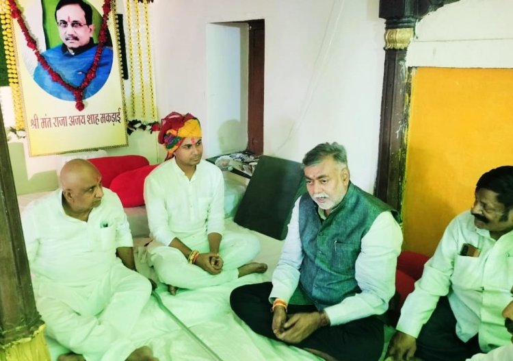 मंत्री श्री पटेल ने खुदिया पहुंचकर स्व. श्री अजय शाह के परिजन को शोक संवेदना व्यक्त कीं