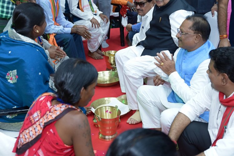 रायपुर : मुख्यमंत्री श्री विष्णु देव साय ने इस अवसर पर प्रधानमंत्री आवास योजना के हितग्राहियों के चरण पखारे
