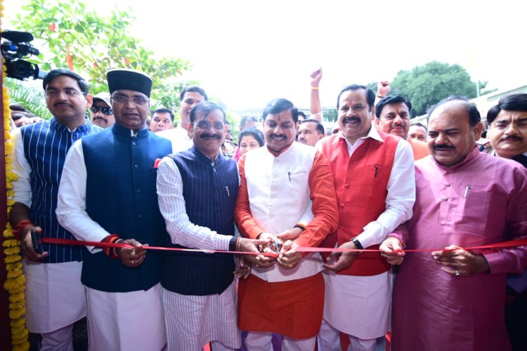 मोदी जी पर आधारित चित्र प्रदर्शनी का मुख्यमंत्री और भाजपा नेताओं ने किया उद्घाटन