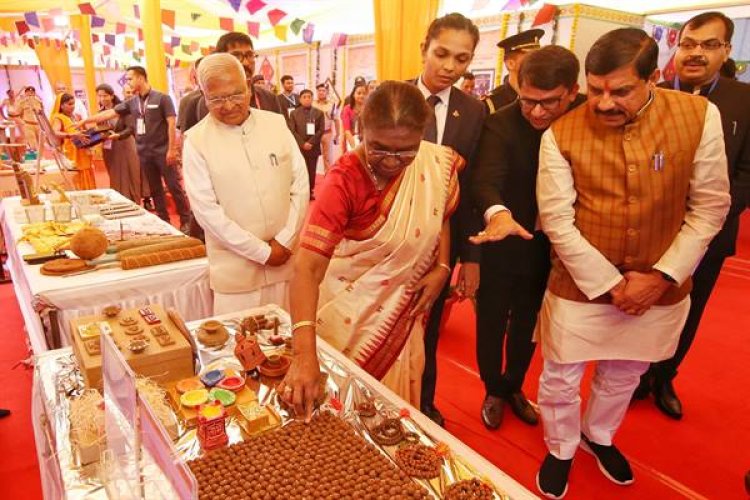 राष्ट्रपति श्रीमती मुर्मु ने स्वच्छता ही सेवा अभियान की प्रदर्शनी का अवलोकन किया