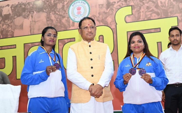 रायपुर : दक्षिण कोरिया में 25-30 अगस्त तक आयोजित एशियन कप बीच वुडबॉल चैम्पियनशिप में हिस्सा लेकर लौटीं महासमुंद की चैन कुमारी निषाद..