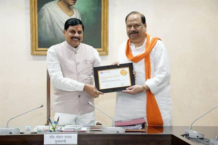 मुख्यमंत्री डॉ. यादव को मंत्री श्री काश्यप ने रतलाम के सीएम राइज विनोवा विद्यालय को मिले "द वर्ल्डस वेस्ट स्कूल प्राइजेस" पुरस्कार का प्रमाण-पत्र सौंपा