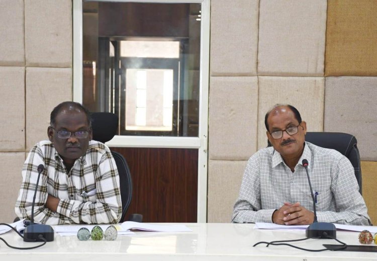 बलरामपुर : कलेक्टर ने ली शिक्षा विभाग की समीक्षा बैठक