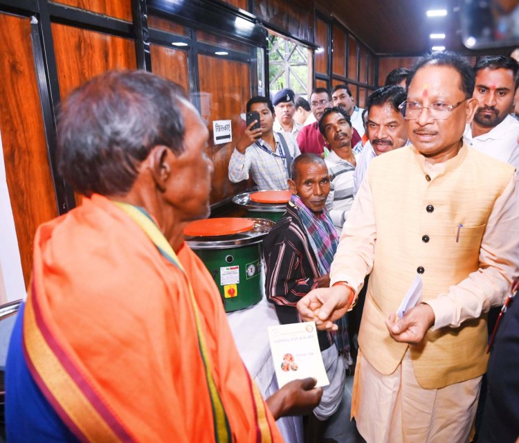 रायपुर : मुख्यमंत्री श्री साय के हाथो मिला 100 कुंभकारों को इलेक्ट्रॉनिक चाक