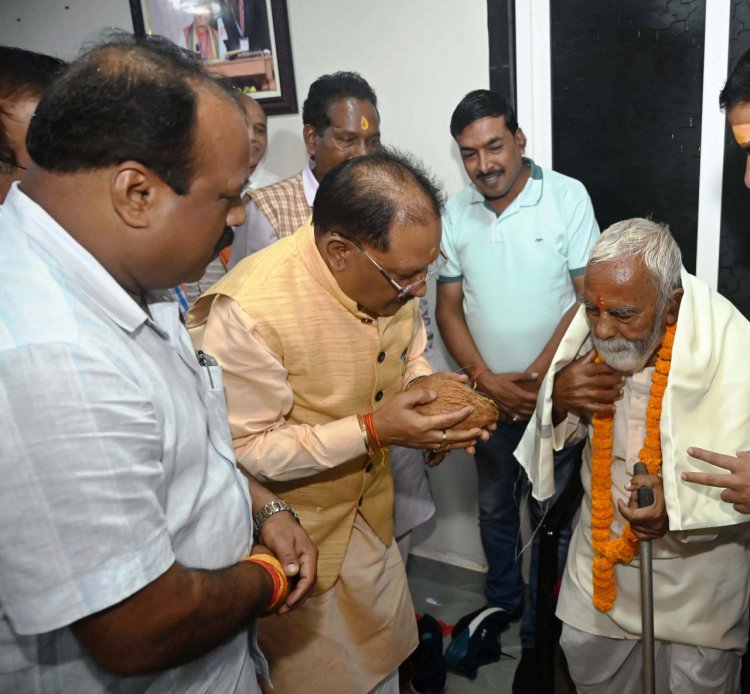 रायपुर : मुख्यमंत्री अपने बचपन के स्कूली शिक्षक से मिलकर हुए भाव विभोर