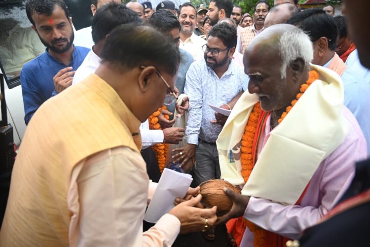 रायपुर : मुख्यमंत्री श्री साय के हाथो दिव्यांगजनों को मिला निःशुल्क बस पास