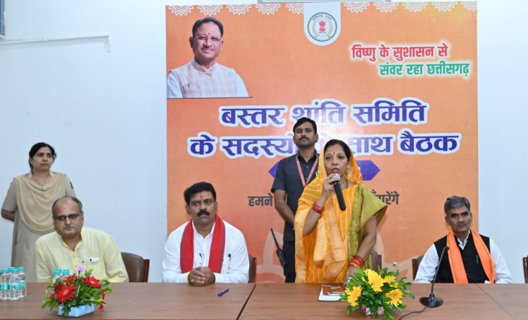 रायपुर : नई दिल्ली से लौटे माओवादी हिंसा पीड़ित बस्तरवासियों का मुख्यमंत्री निवास में आत्मीय स्वागत