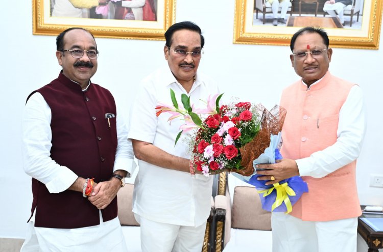 रायपुर : मुख्यमंत्री श्री विष्णु देव साय से केंद्रीय जलशक्ति मंत्री श्री सी आर पाटिल ने सौजन्य मुलाकात की