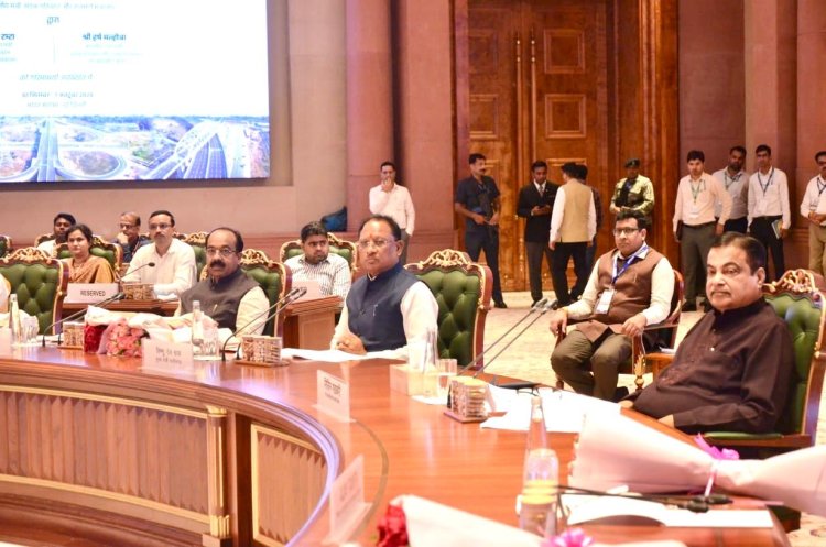 रायपुर : छत्तीसगढ़ के मुख्यमंत्री श्री विष्णुदेव साय आज नई दिल्ली के भारतमंडपम में सड़क परिवहन एवं राजमार्ग मंत्री श्री नितिन गडकरी की अध्यक्षता में आयोजित समीक्षा बैठक में शामिल हुए