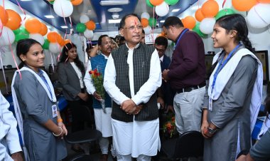 रायपुर : मुख्यमंत्री श्री विष्णुदेव साय ने किया विभागीय स्टालों का अवलोकन, अवलोकन के दौरान हितग्राहियों को सामग्री एवं ऋण राशि चेक का वितरण