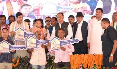 रायपुर : मुख्यमंत्री श्री विष्णु देव साय ने हितग्राहियों को सौंपी प्रधानमंत्री आवास की चाबी