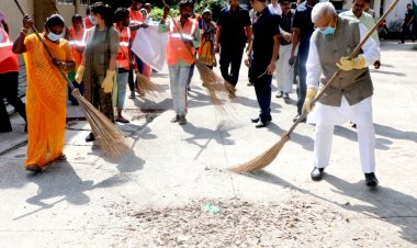 राज्यपाल श्री पटेल ने झाड़ू लगाकर दिया स्वच्छता का संदेश