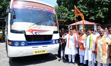 रायपुर : मुख्यमंत्री श्री विष्णु देव साय ने मां बम्लेश्वरी के दर्शन के लिए जा रहे श्रद्धालुओं की बस को झंडी दिखाकर किया रवाना