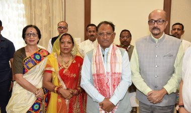 रायपुर : राज्यपाल श्री डेका मुख्यमंत्री श्री साय के गृह प्रवेश पूजा कार्यक्रम में शामिल हुए