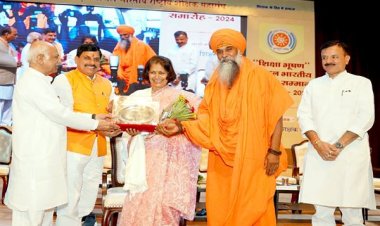मुख्यमंत्री डॉ.मोहन यादव ने रविंद्र भवन में आयोजित "शिक्षा भूषण" अखिल भारतीय शिक्षक सम्मान समारोह में शिक्षकों को सम्मानित किया।