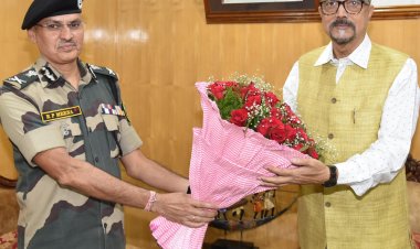 रायपुर : राज्यपाल श्री डेका से विशेष महानिदेशक श्री मीना ने भेंट की