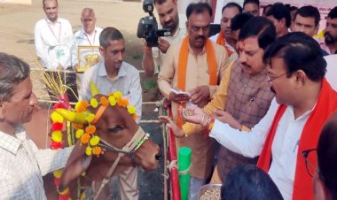 मुख्यमंत्री डॉ. यादव ने महेश्वर की गौ-शाला में किया गौ-पूजन